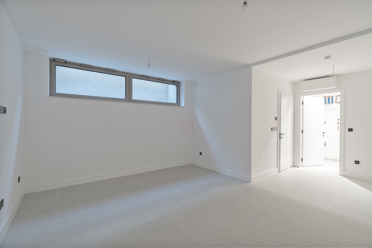 Čudovita dizajnerska vila s štirimi spalnicami in praktično razporeditvijo