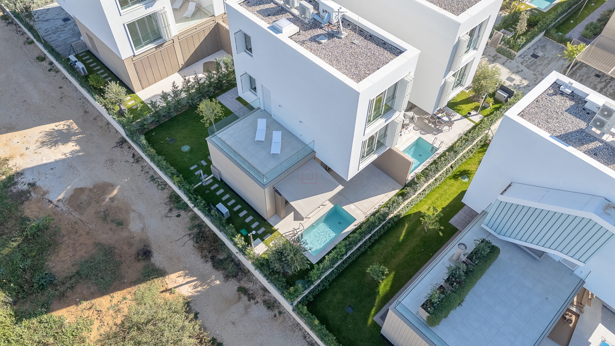 Čudovita dizajnerska vila s štirimi spalnicami in praktično razporeditvijo