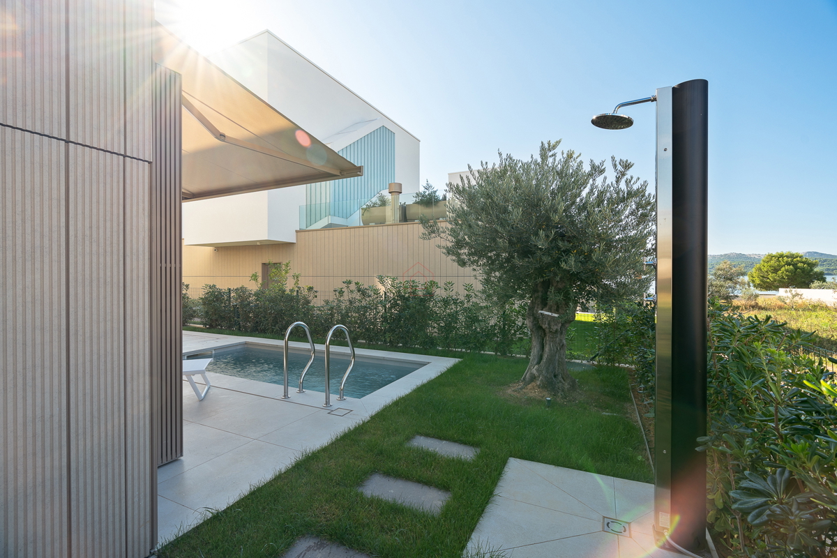 Čudovita dizajnerska vila s štirimi spalnicami in praktično razporeditvijo