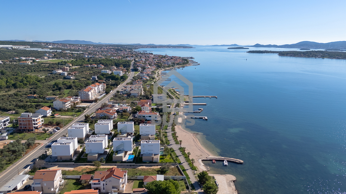 Čudovita dizajnerska vila s štirimi spalnicami in praktično razporeditvijo