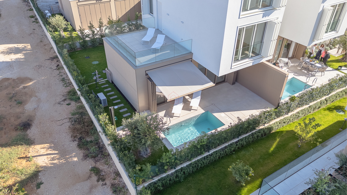 Čudovita dizajnerska vila s štirimi spalnicami in praktično razporeditvijo