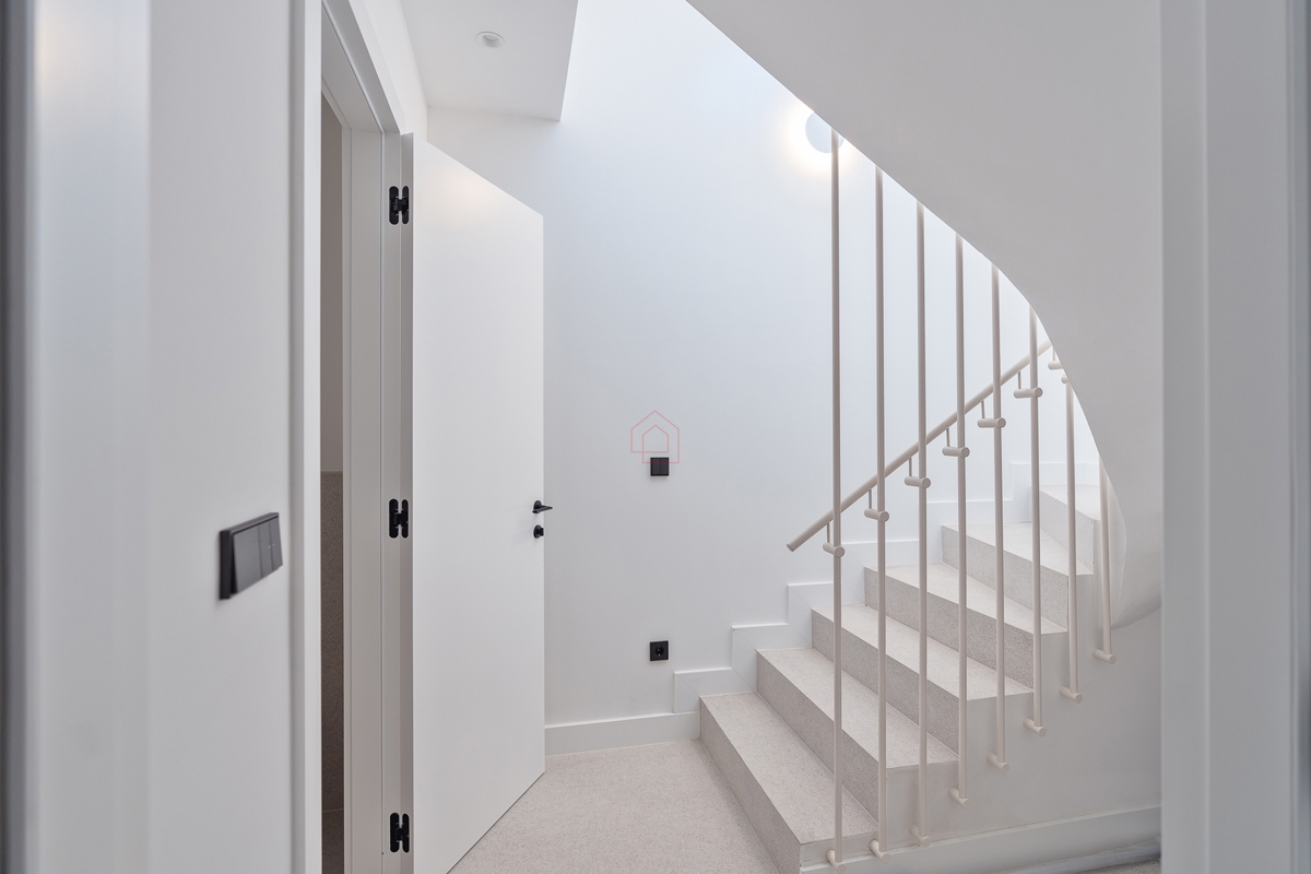 Čudovita dizajnerska vila s štirimi spalnicami in praktično razporeditvijo