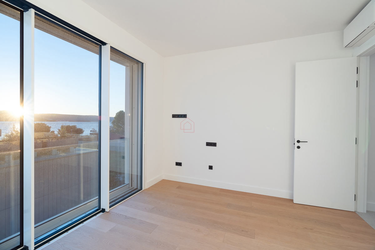 Čudovita dizajnerska vila s štirimi spalnicami in praktično razporeditvijo