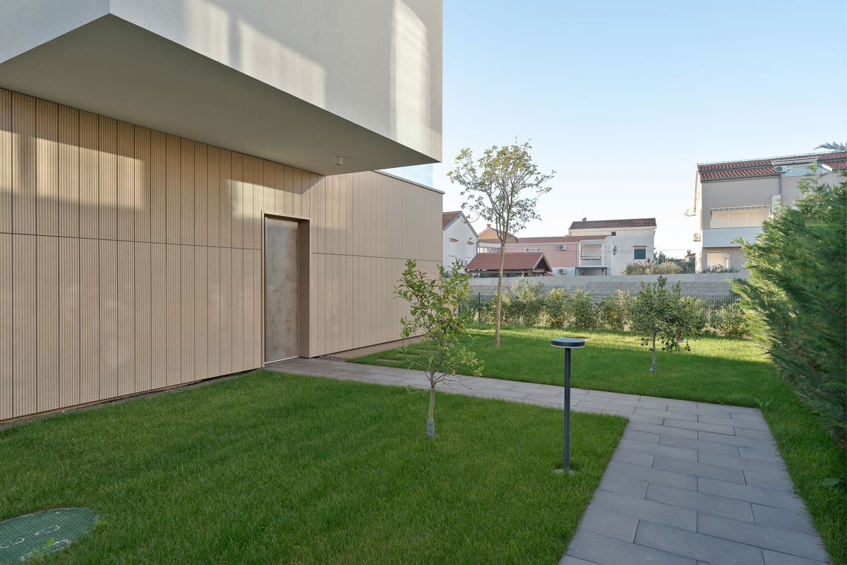 Čudovita dizajnerska vila s štirimi spalnicami in praktično razporeditvijo