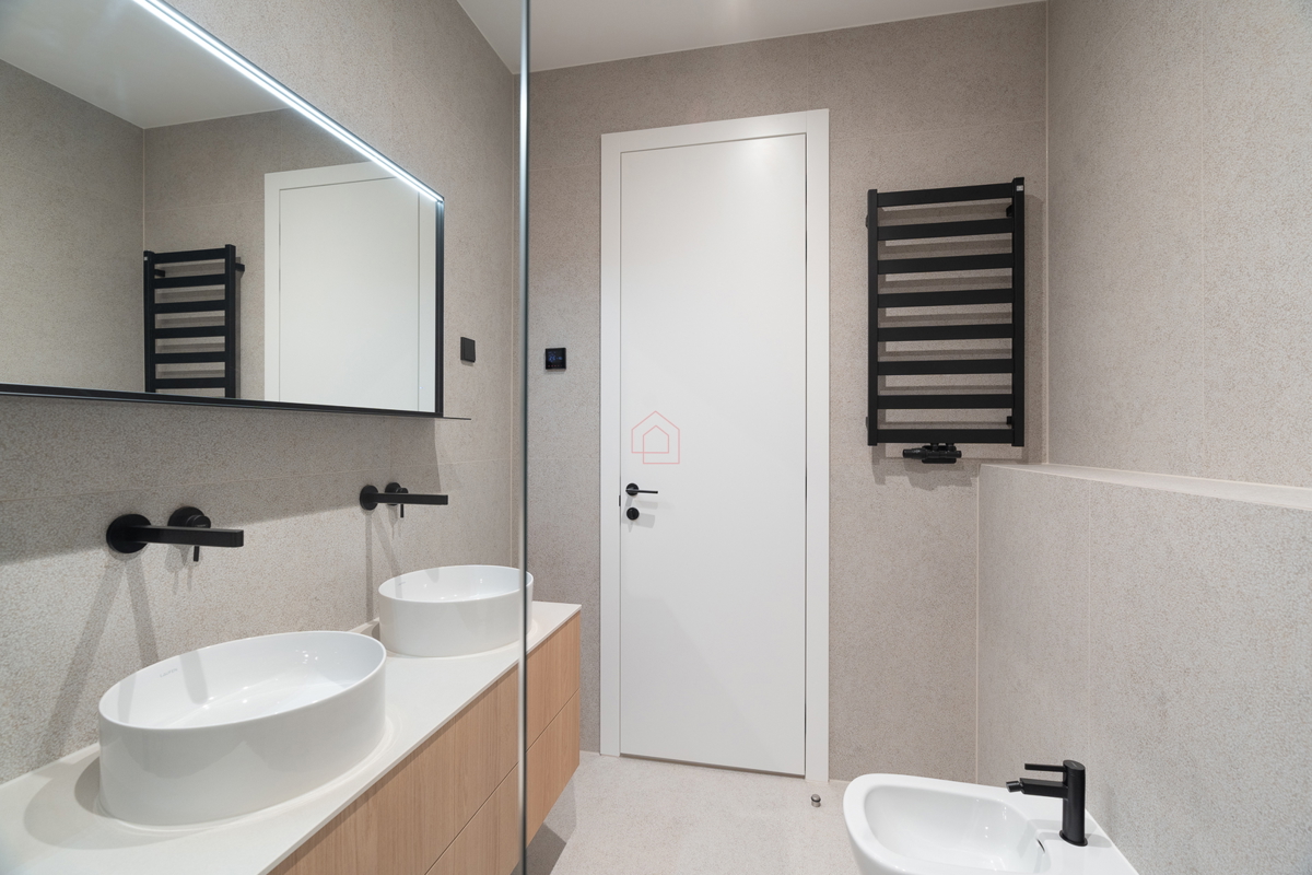 Čudovita dizajnerska vila s štirimi spalnicami in praktično razporeditvijo