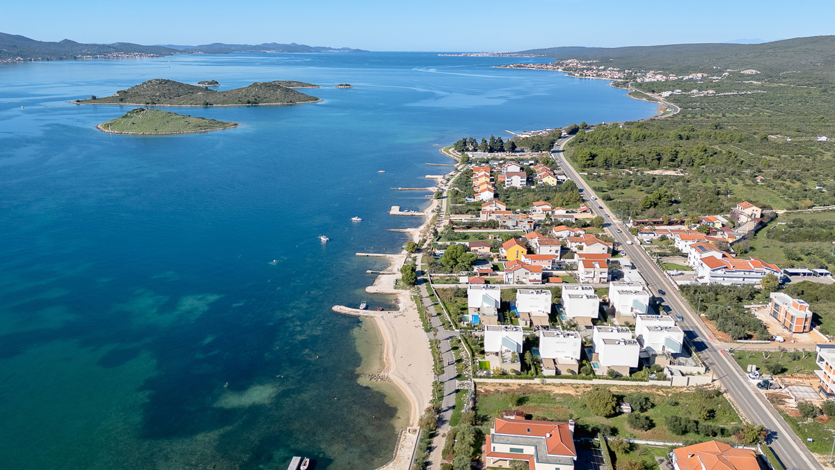 Čudovita dizajnerska vila s štirimi spalnicami in praktično razporeditvijo