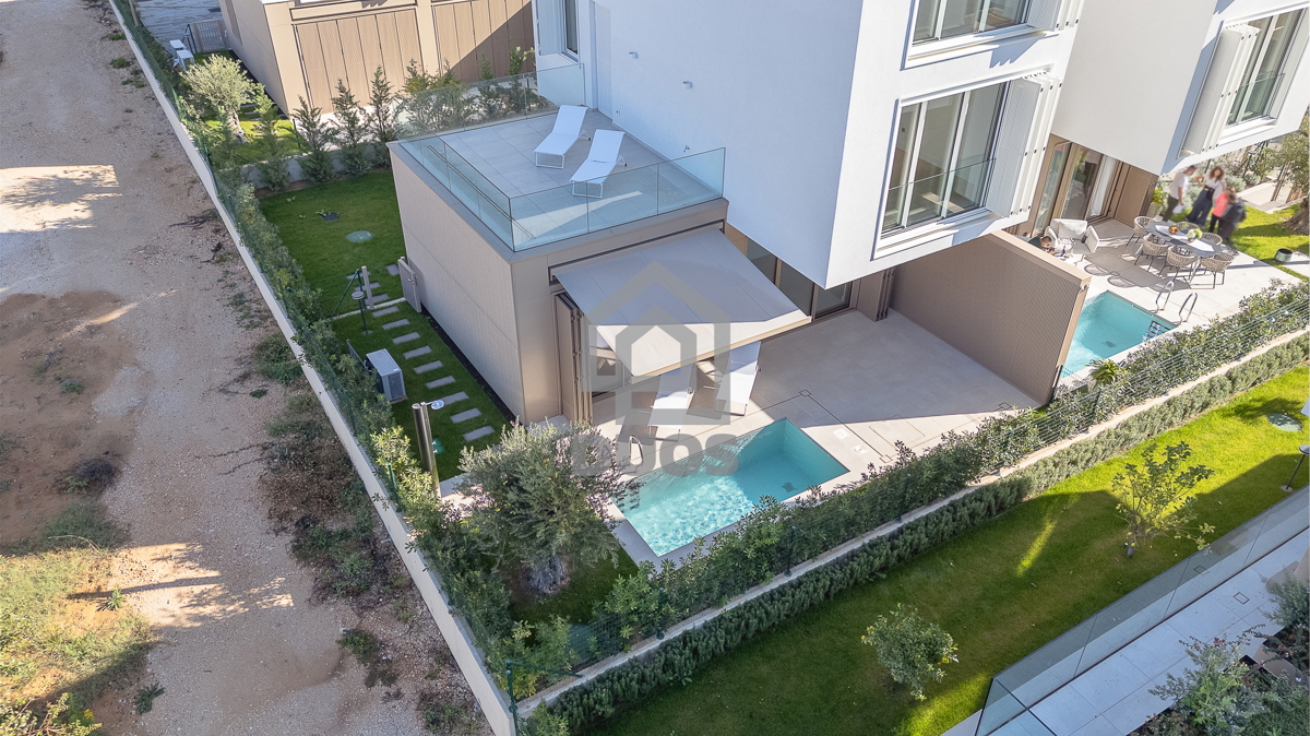 Čudovita dizajnerska vila s štirimi spalnicami in praktično razporeditvijo