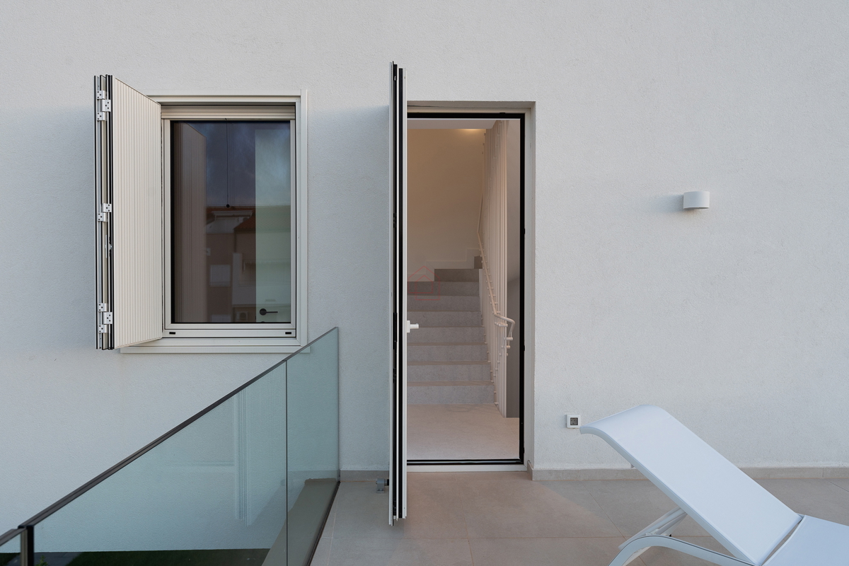 Čudovita dizajnerska vila s štirimi spalnicami in praktično razporeditvijo