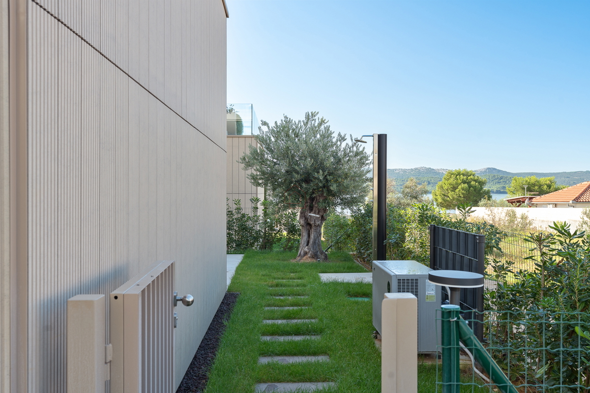 Čudovita dizajnerska vila s štirimi spalnicami in praktično razporeditvijo