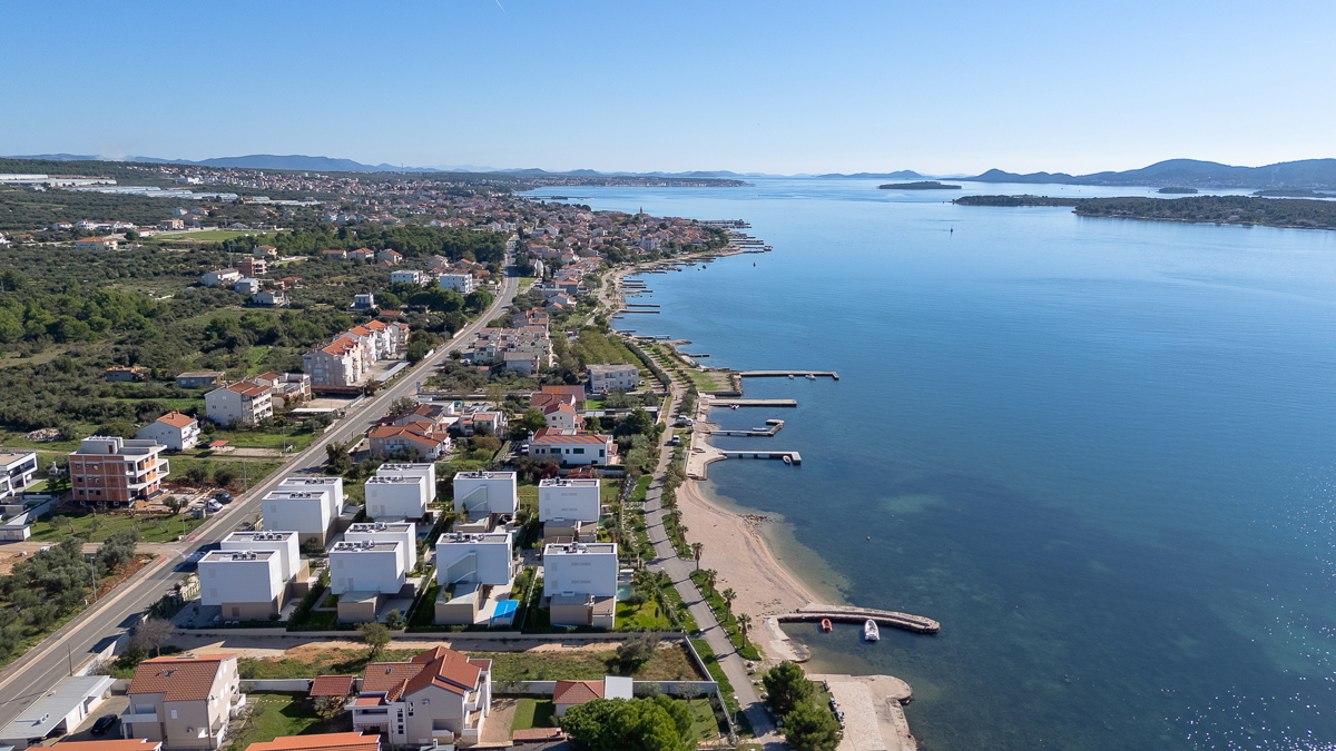 Čudovita dizajnerska vila s štirimi spalnicami in praktično razporeditvijo