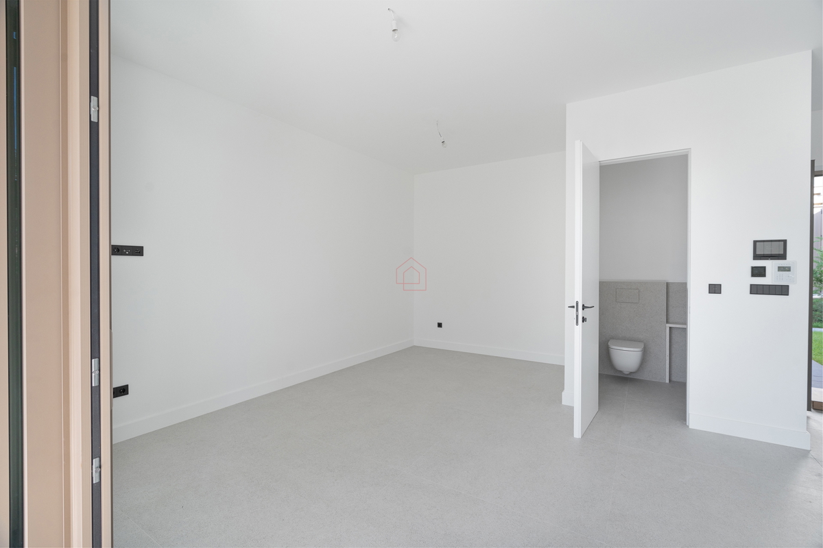 Čudovita dizajnerska vila s štirimi spalnicami in praktično razporeditvijo