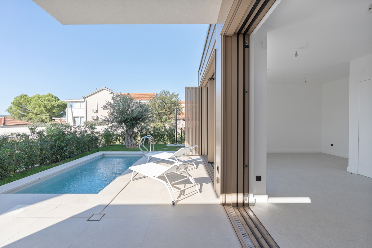 Čudovita dizajnerska vila s štirimi spalnicami in praktično razporeditvijo