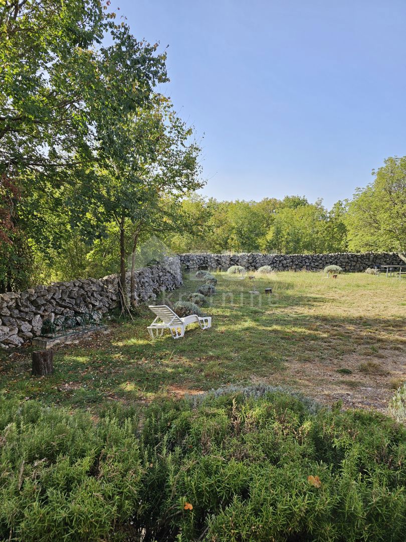 OTOK KRK, VRBNIK (okolica) - Samostojna hiša z dvema apartmajema