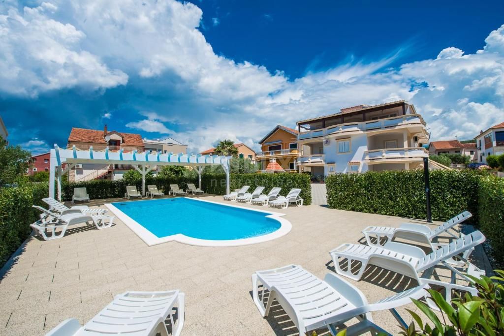 ZADAR, BIBINJE - apartmajska hiša v bližini plaže