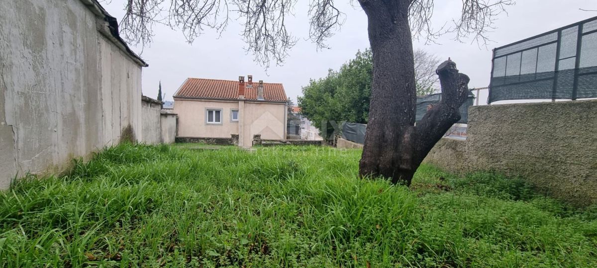 ISTRA, PULA Hiša s potencialom v centru mesta!