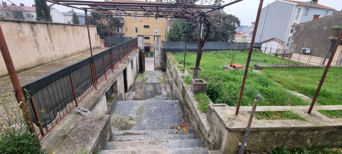 ISTRA, PULA Hiša s potencialom v centru mesta!