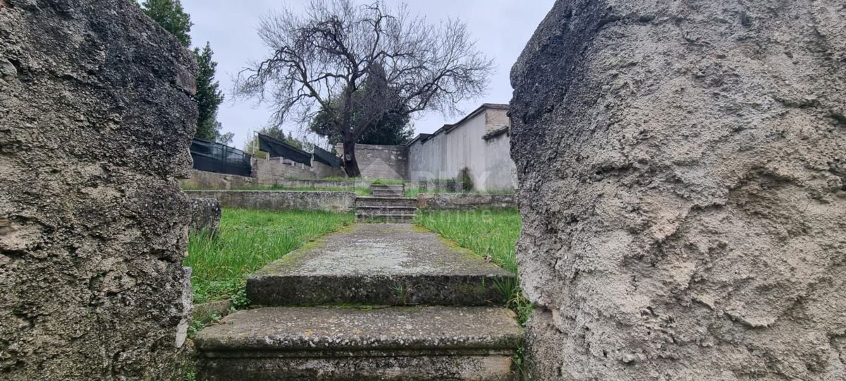 ISTRA, PULA Hiša s potencialom v centru mesta!