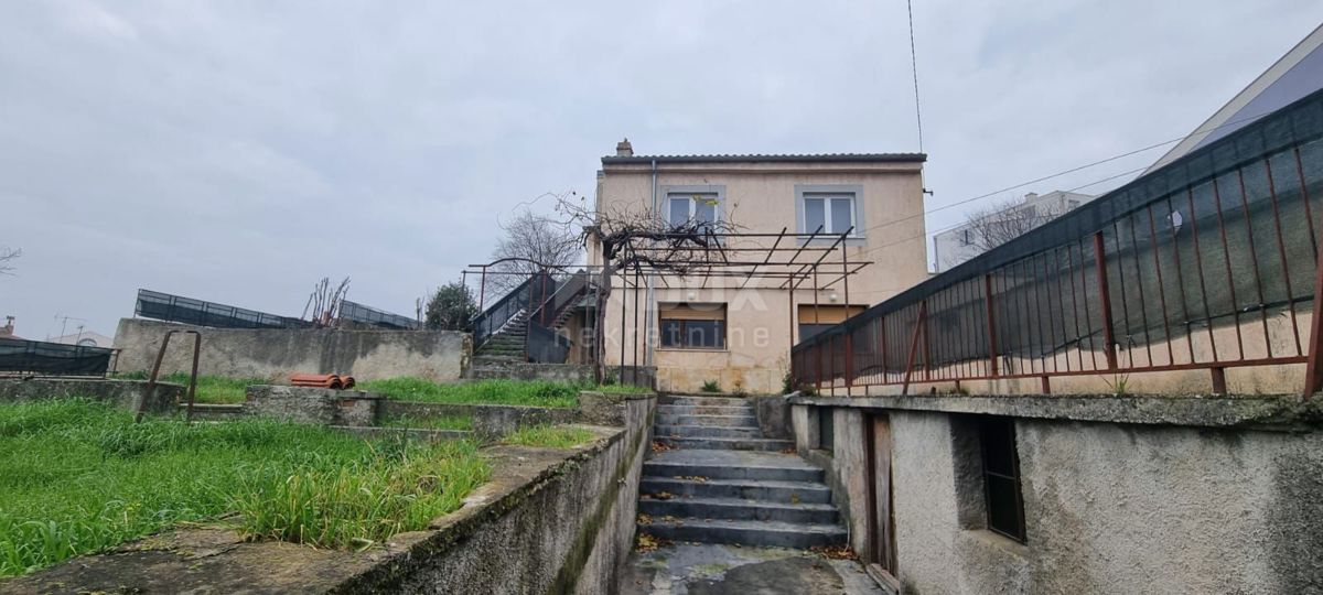 ISTRA, PULA Hiša s potencialom v centru mesta!