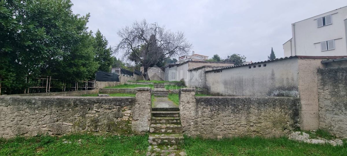 ISTRA, PULA Hiša s potencialom v centru mesta!