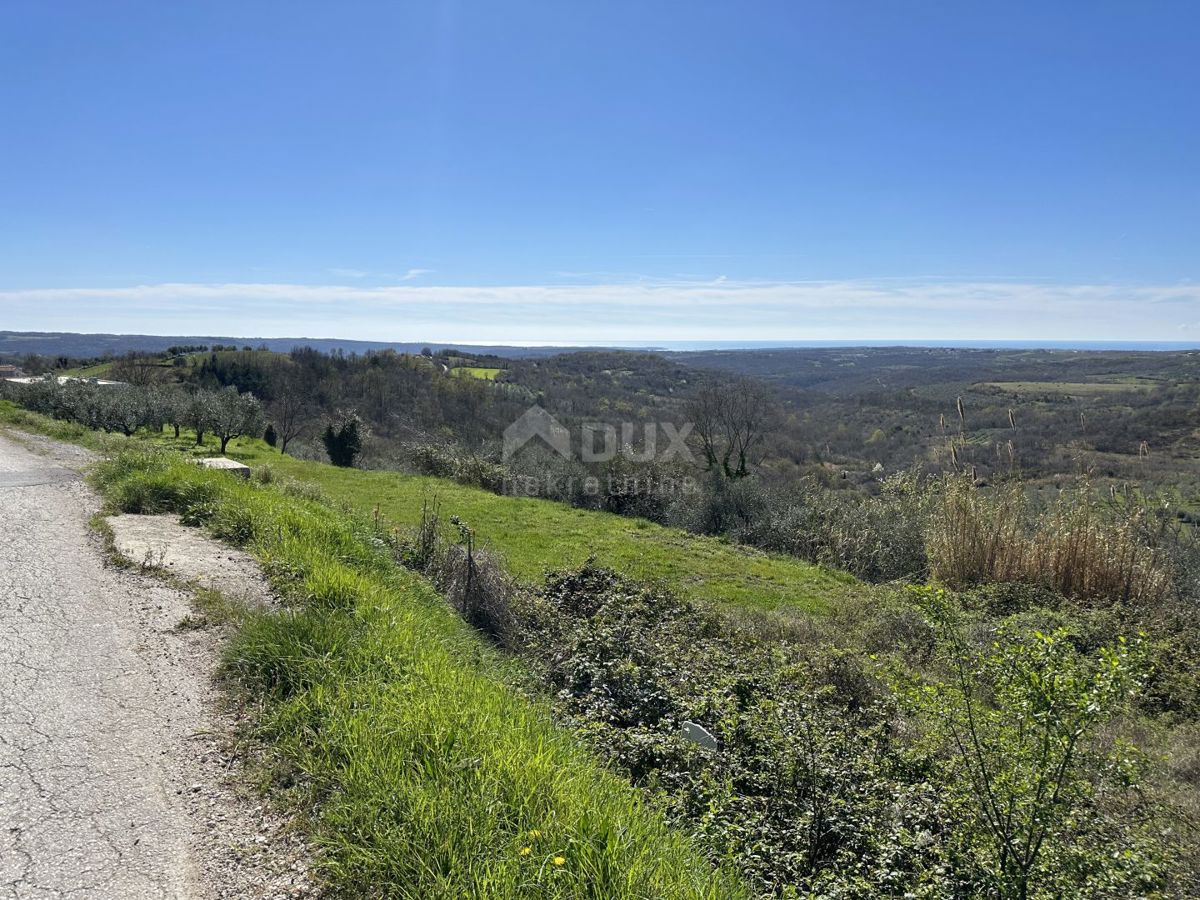 ISTRA, BUJE - Gradbeno zemljišče z odprtim pogledom na morje in gradbenim dovoljenjem