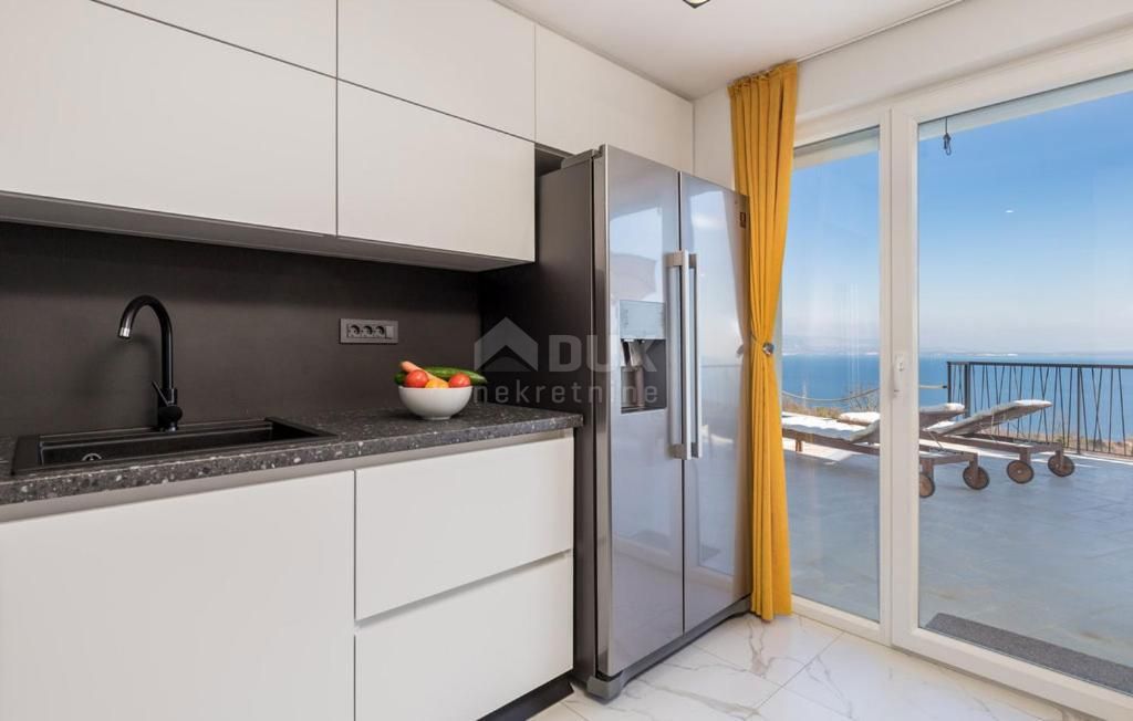 OPATIJA, POLJANE - Vila z bazenom, teraso in panoramskim pogledom na morje