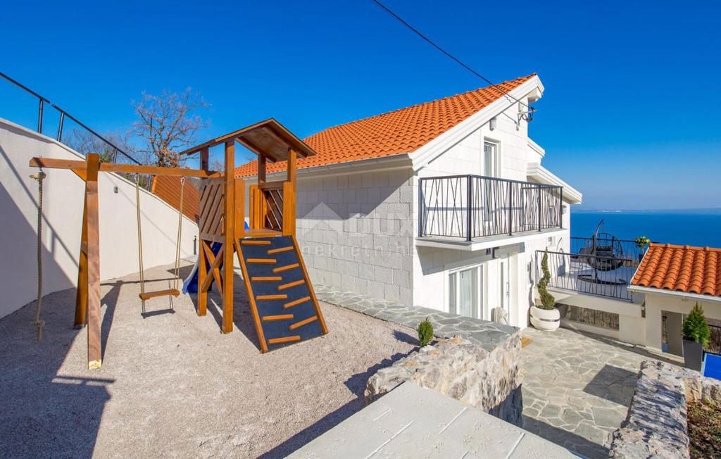 OPATIJA, POLJANE - Vila z bazenom, teraso in panoramskim pogledom na morje
