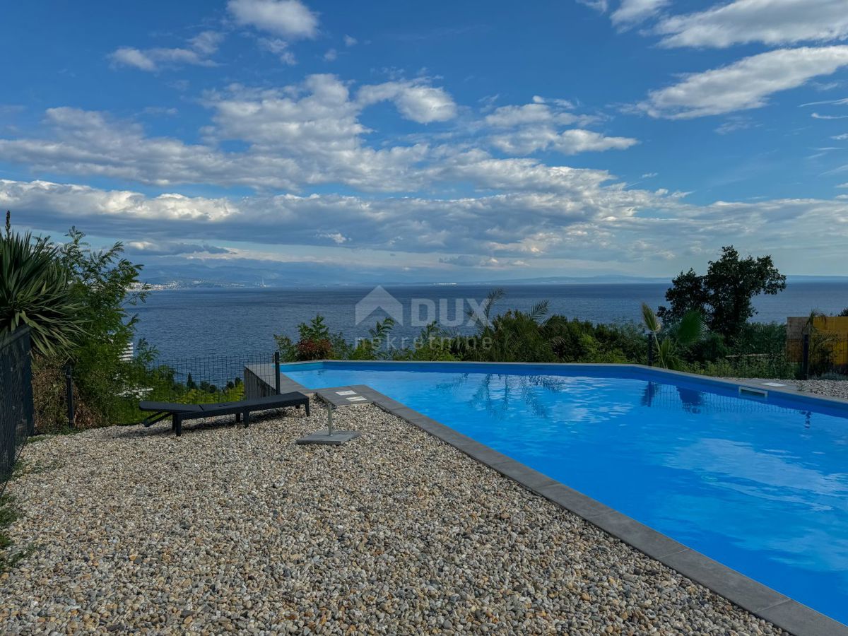 OPATIJA, CENTER - vrhunsko opremljeno stanovanje v novogradnji, panoramski pogled, garaža, dvigalo, bazen