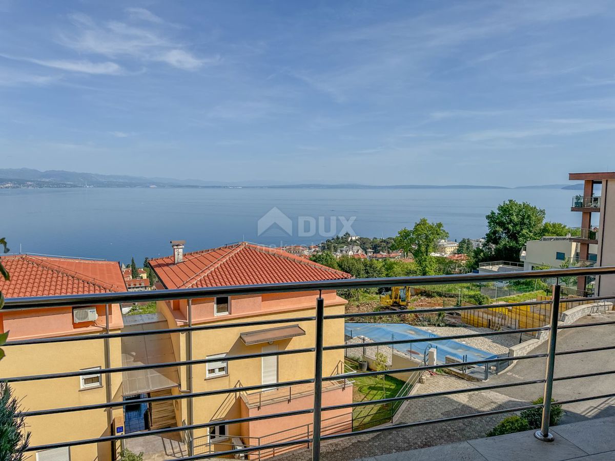 OPATIJA, CENTER - vrhunsko opremljeno stanovanje v novogradnji, panoramski pogled, garaža, dvigalo, bazen