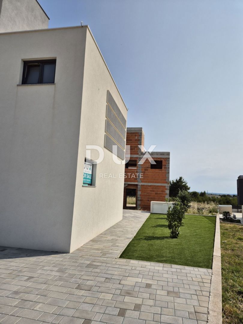 ZADAR, VRSI - Hiša dvojček z zasebnim bazenom in ogromno teraso s pogledom na morje!