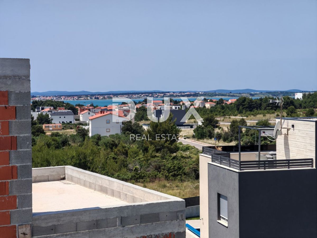 ZADAR, VRSI - Hiša dvojček z zasebnim bazenom in ogromno teraso s pogledom na morje!