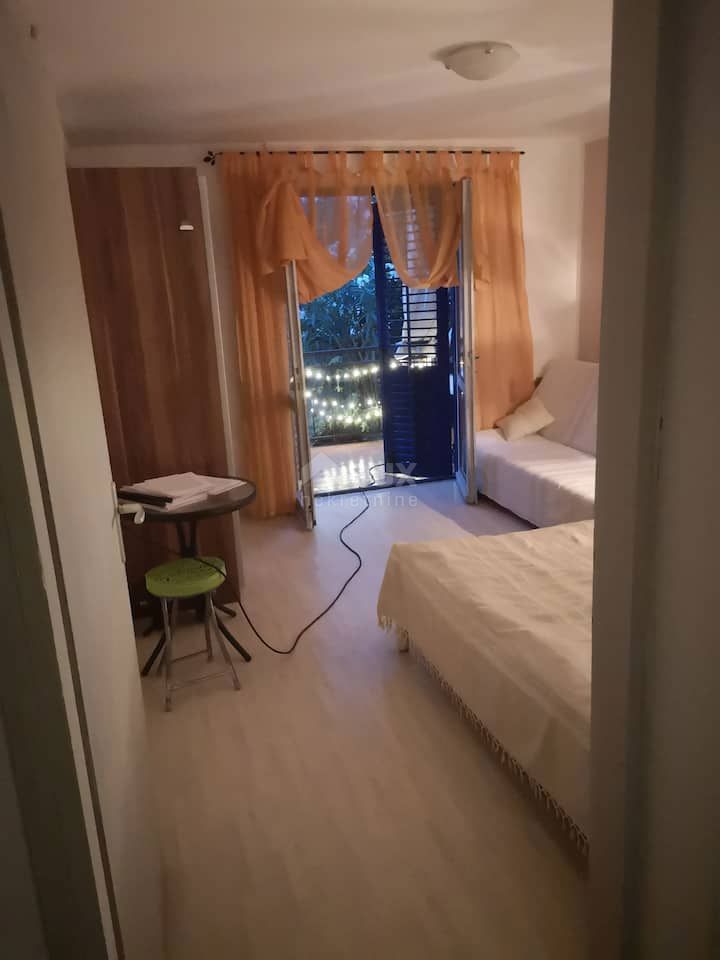 CRIKVENICA - čudovito 2 sobno stanovanje s teraso na odlični lokaciji