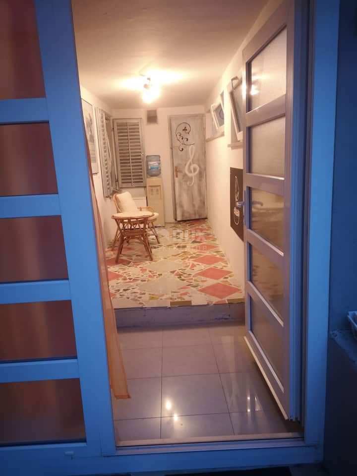 CRIKVENICA - čudovito 2 sobno stanovanje s teraso na odlični lokaciji