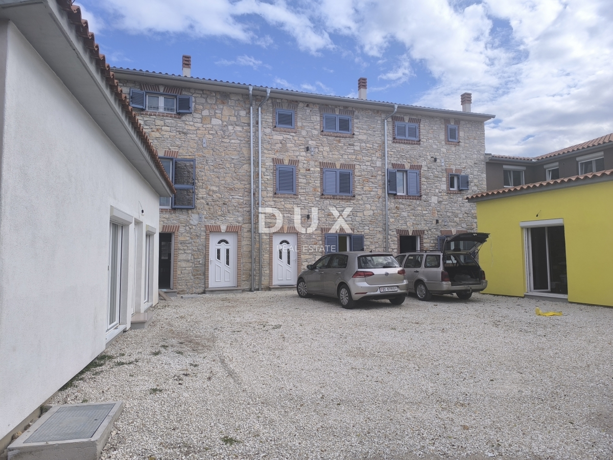 ISTRA, JURŠIĆI - Kamnita vrstna hiša z bazenom + apartma, NA KLJUČ