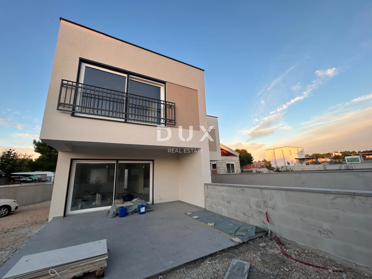 ŠIBENIK, PIROVAC - Sodoben dupleks z vrtom v novogradnji