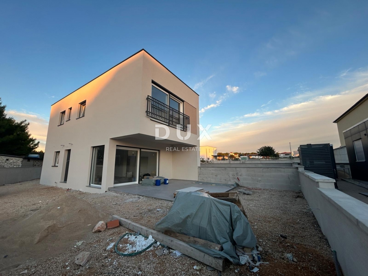 ŠIBENIK, PIROVAC - Sodoben dupleks z vrtom v novogradnji