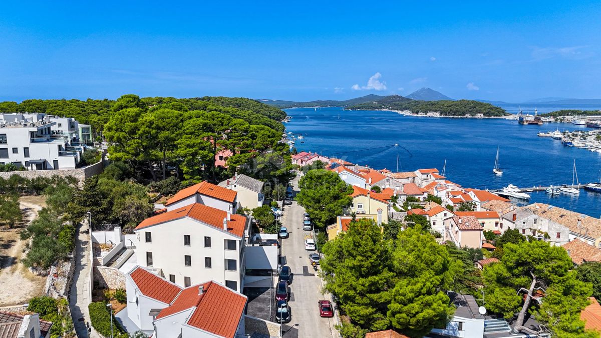 MALI LOŠINJ, CENTER - Edinstven penthouse 100m od morja!