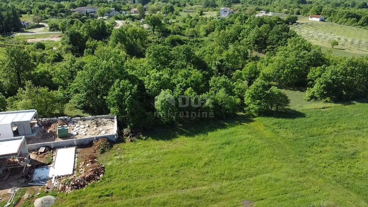 ISTRA, SVETVINČENAT - Pritličje s pogledom na zelenico! PRILOŽNOST!