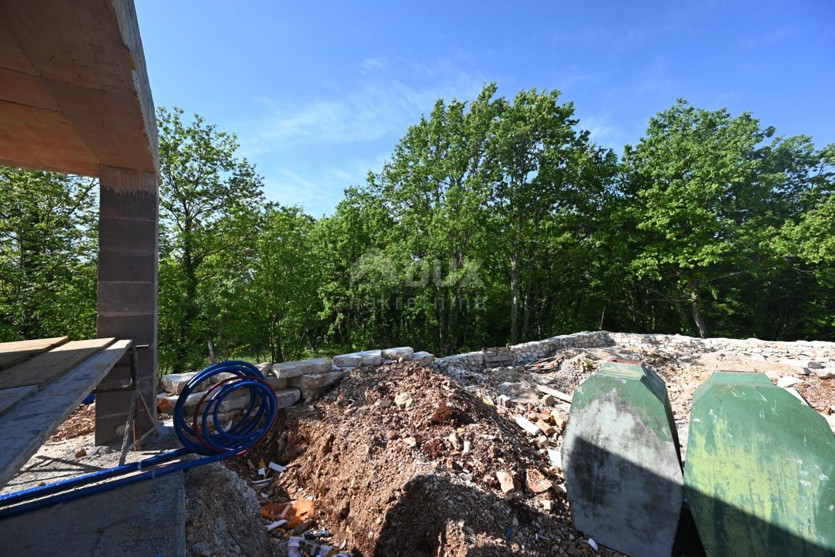 ISTRA, SVETVINČENAT - Pritličje s pogledom na zelenico! PRILOŽNOST!