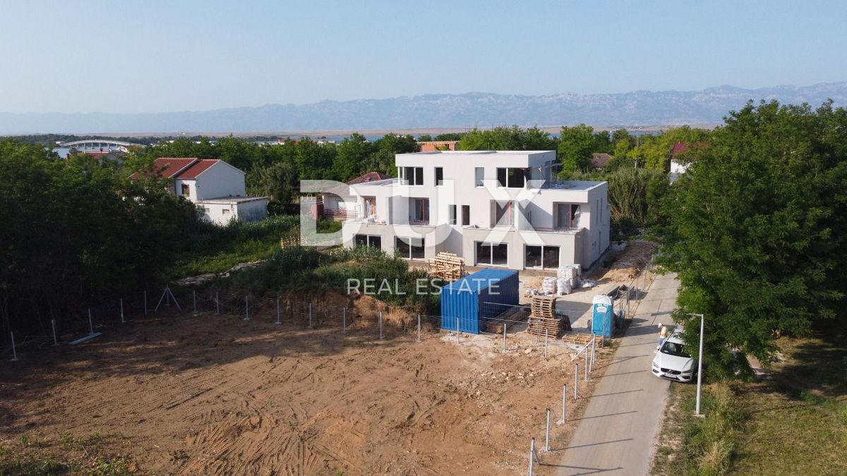 ZADAR, PRIVLAKA - Apartma z eno spalnico in lastnim vrtom, 3 minute hoje do peščene plaže! E