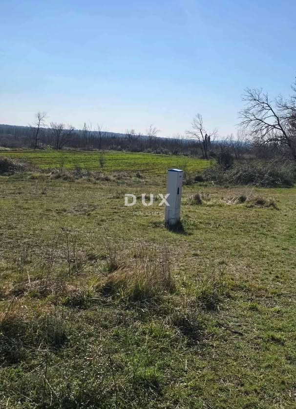 ISTRA, VALTURA - Zemljišče z gradbenim dovoljenjem za hišo z bazenom