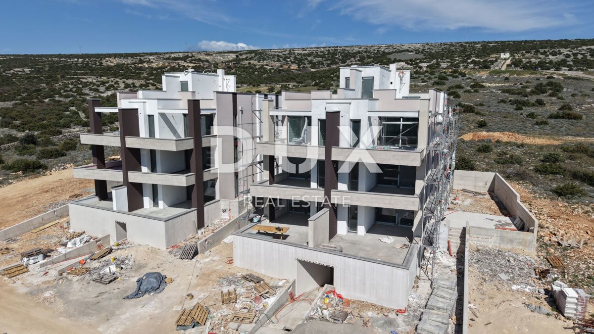 OTOK PAG, ŠIMUNI - moderen penthouse v vrhunski novogradnji, pogled na morje, strešna terasa