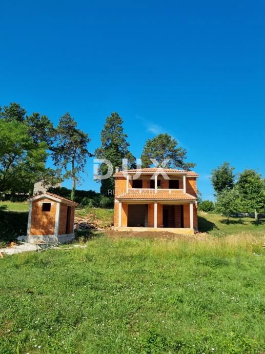 ISTRA, PAZIN - Hiša z bazenom v osrčju Istre (V GRADBI)