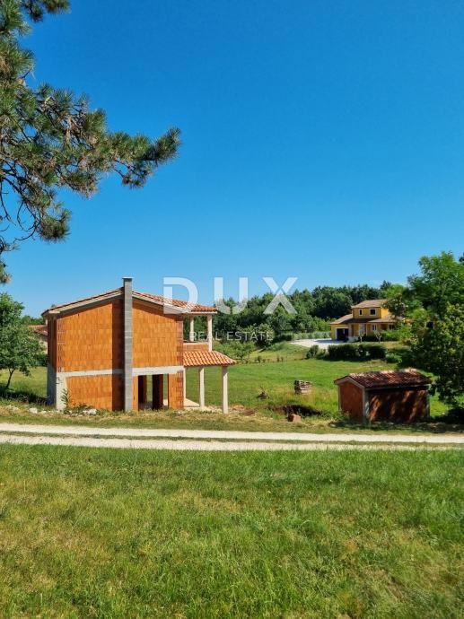 ISTRA, PAZIN - Hiša z bazenom v osrčju Istre (V GRADBI)
