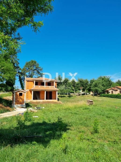 ISTRA, PAZIN - Hiša z bazenom v osrčju Istre (V GRADBI)