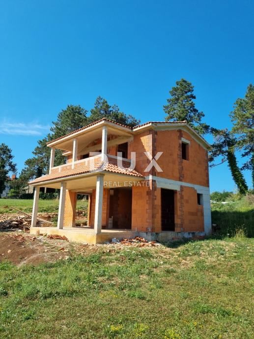 ISTRA, PAZIN - Hiša z bazenom v osrčju Istre (V GRADBI)