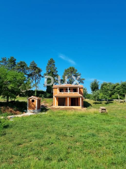 ISTRA, PAZIN - Hiša z bazenom v osrčju Istre (V GRADBI)