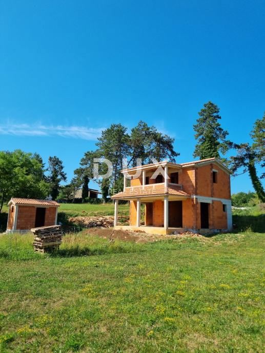 ISTRA, PAZIN - Hiša z bazenom v osrčju Istre (V GRADBI)