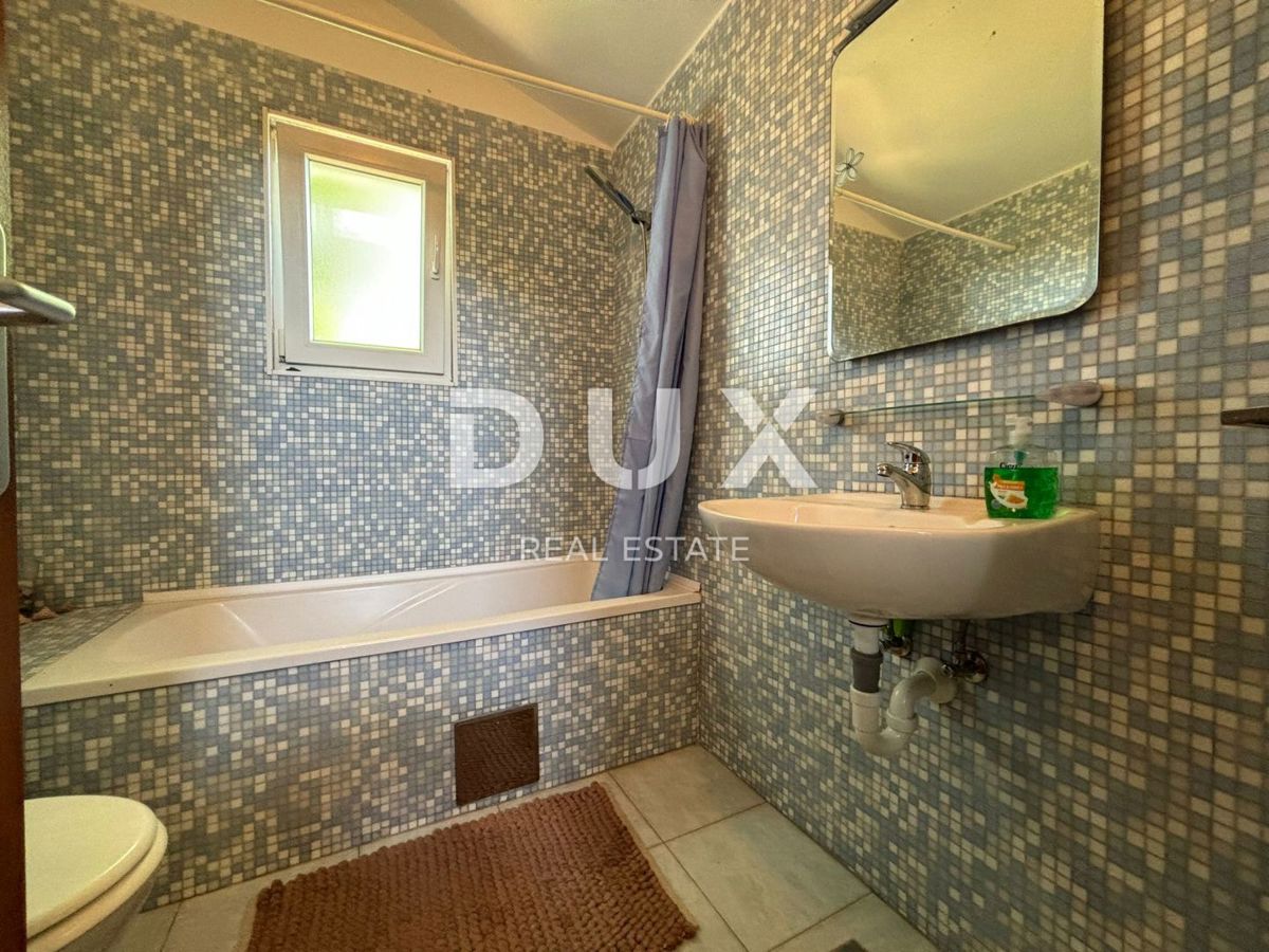 ISTRA, VALTURA (LIŽNJAN) - Hiša z dvema apartmajema in pogledom na morje v zeleni oazi!