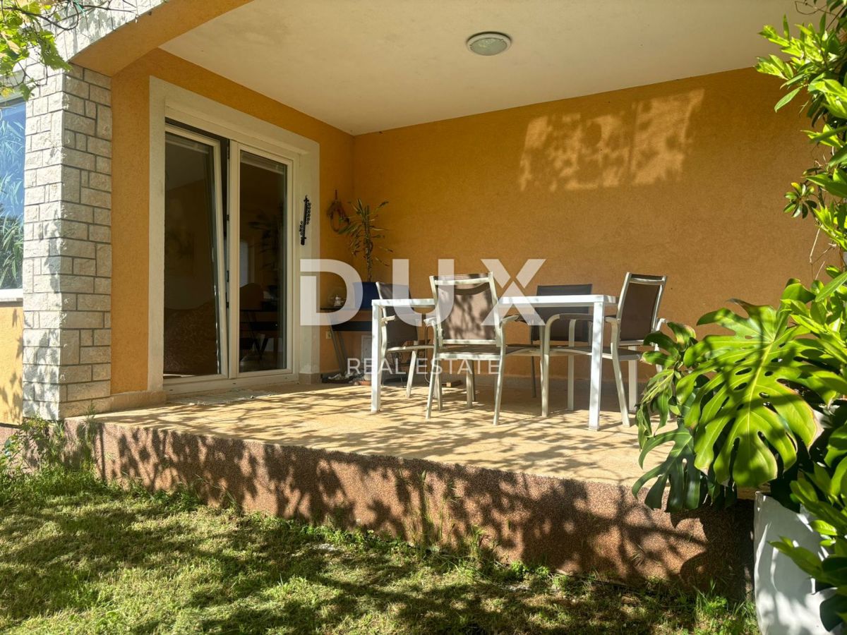 ISTRA, VALTURA (LIŽNJAN) - Hiša z dvema apartmajema in pogledom na morje v zeleni oazi!
