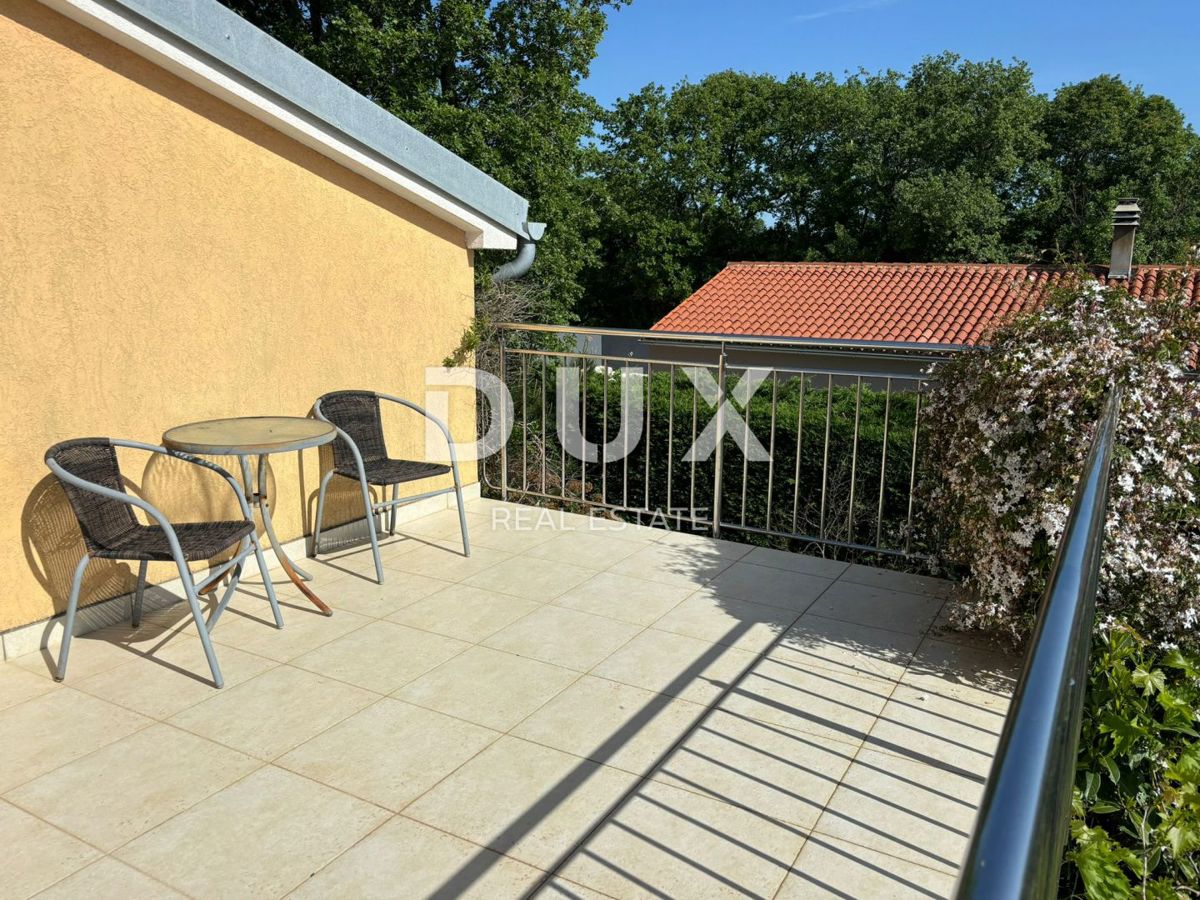 ISTRA, VALTURA (LIŽNJAN) - Hiša z dvema apartmajema in pogledom na morje v zeleni oazi!